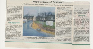 Luxembourger Wort (19/12/2015-Trop de migrants à Stockem! La ville d’Arlon, la Croix-Rouge et l’armée demandent une diminution du nombre de résidents.)